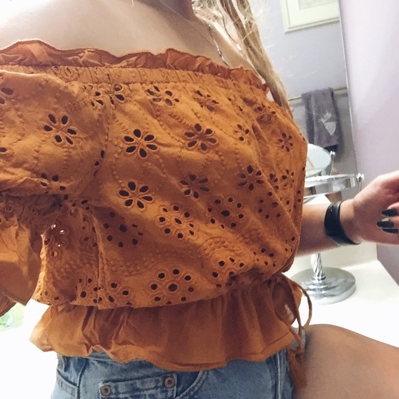 Adorable orange off the shoulder shirt - Picture 4 of 5